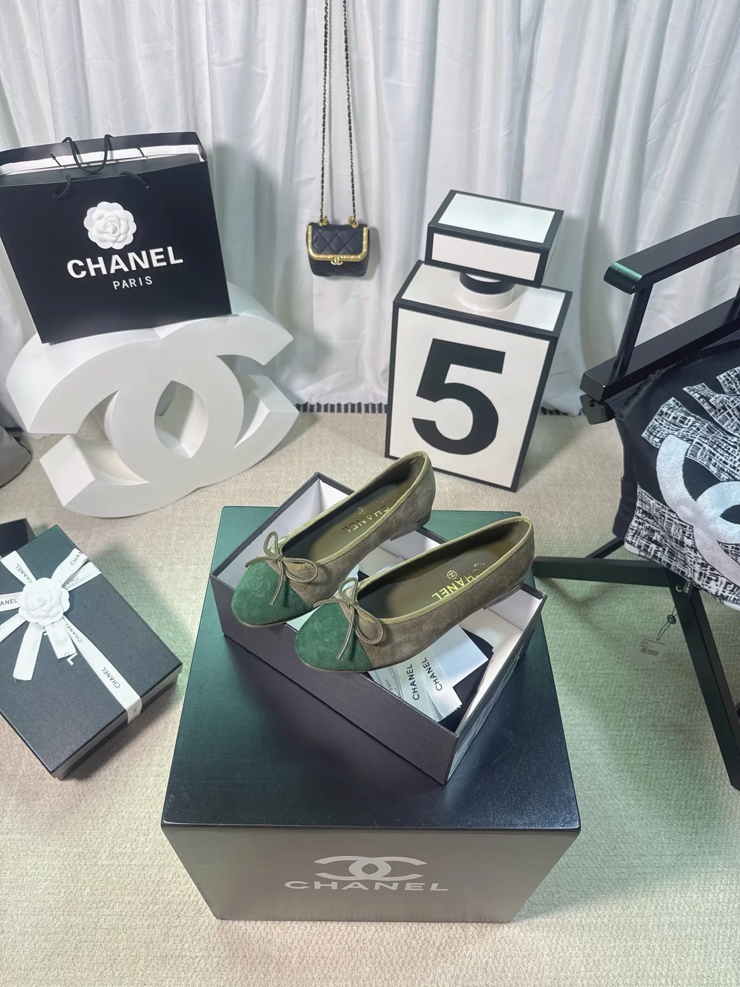 👟👟Ex-factory price 480👟👟 Generation * grade 25s Chanel fragrance is beautiful Maillard color back hollow Sling-back sandals flat/thick heel/high heel Sling-back came out in 1957, and then the two-tone design became a Chanel classic! Very suitable for spring and summer🩰 The two-color design is simple and exquisite, with a square toe and generous temperament. It visually lengthens the leg line. The color of the toe creates a sense of color difference. The back lace design is simple and elegant. It is a classic model that can be worn for hundreds of years. It is worth buying!! Upper: Customized metallic sheepskin. Inner pads: imported sheepskin. Heel height: ballet shoes. Sole: Italian A-grade genuine leather outsole. Size: 35-39 (34.40.41.42.43 is custom-made and non-returnable)
